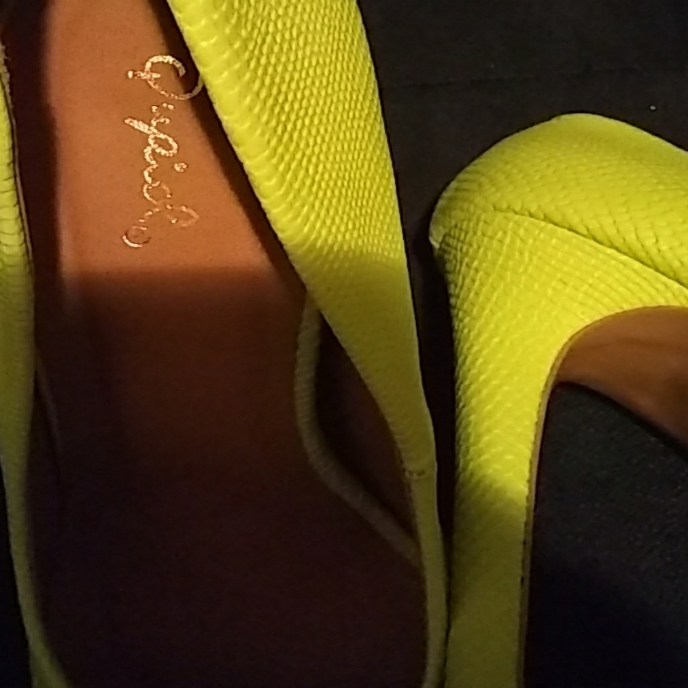 Size9 Br new Qupid heels texture neon lime yellow.